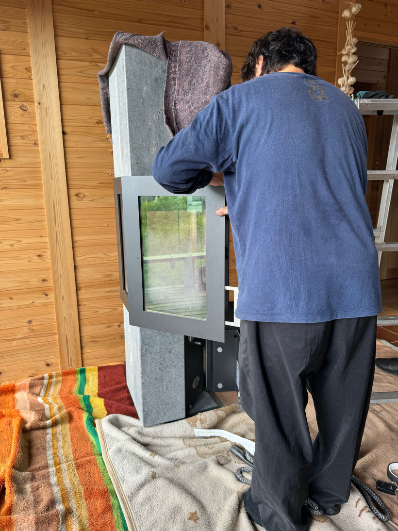 c値0.16の住宅に設置された蓄熱薪ストーブ。