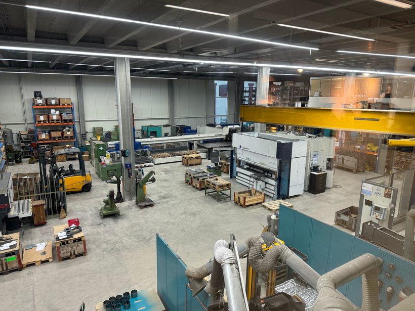 3年前に旧工場が手狭になり生産効率と工場内環境を整え、新社屋が完成しました。建物もエコに徹した最新式のTIBA製セントラルヒーティングシステムを導入工場内おフィスは無論トイレ通用階段エレベーターの中まで温度差のないすばらしい環境を整えている。