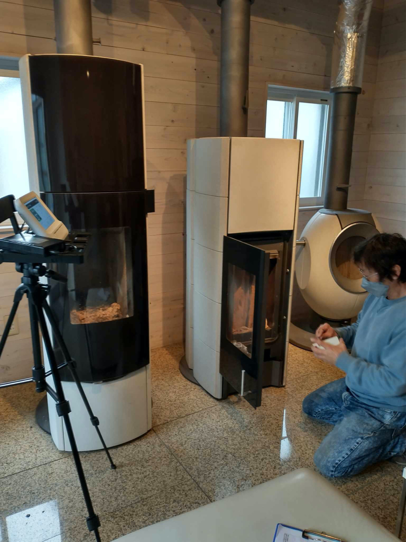 計測器の前で着火作業中。